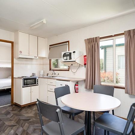 Gundagai Cabins & Tourist Park ภายนอก รูปภาพ