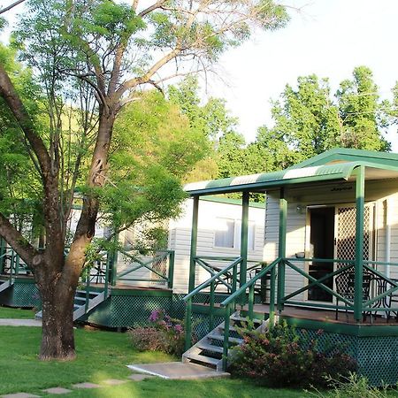 Gundagai Cabins & Tourist Park ภายนอก รูปภาพ