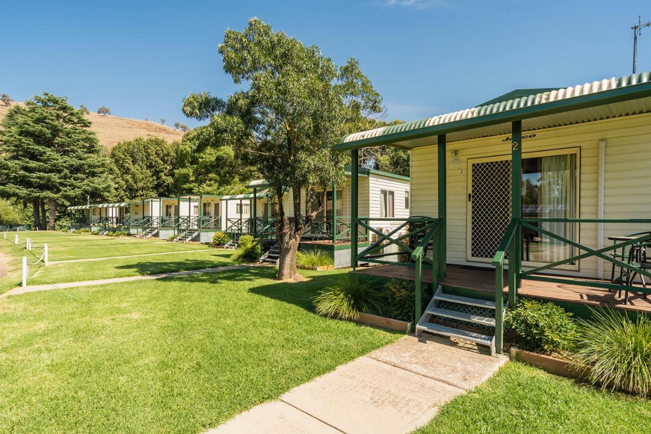 Gundagai Cabins & Tourist Park ภายนอก รูปภาพ