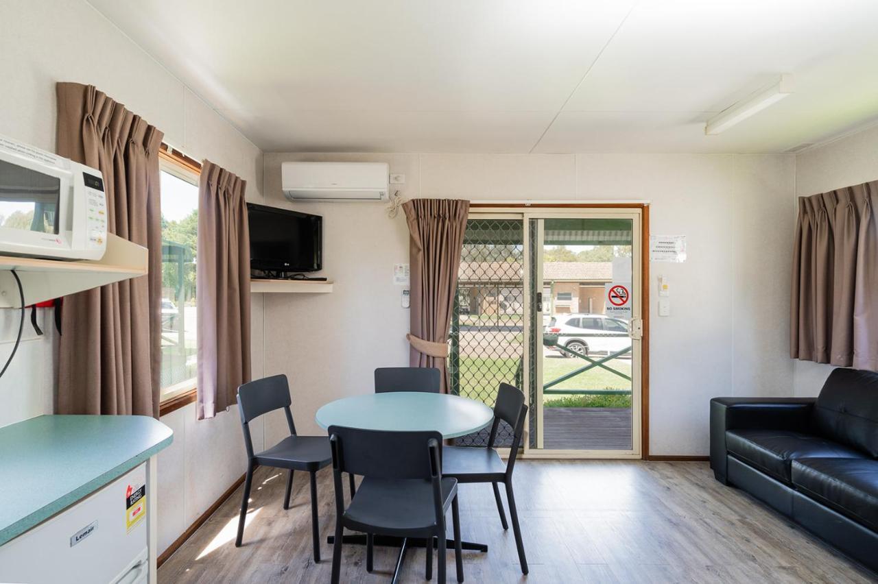 Gundagai Cabins & Tourist Park ภายนอก รูปภาพ