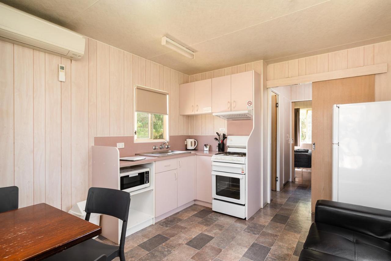 Gundagai Cabins & Tourist Park ภายนอก รูปภาพ