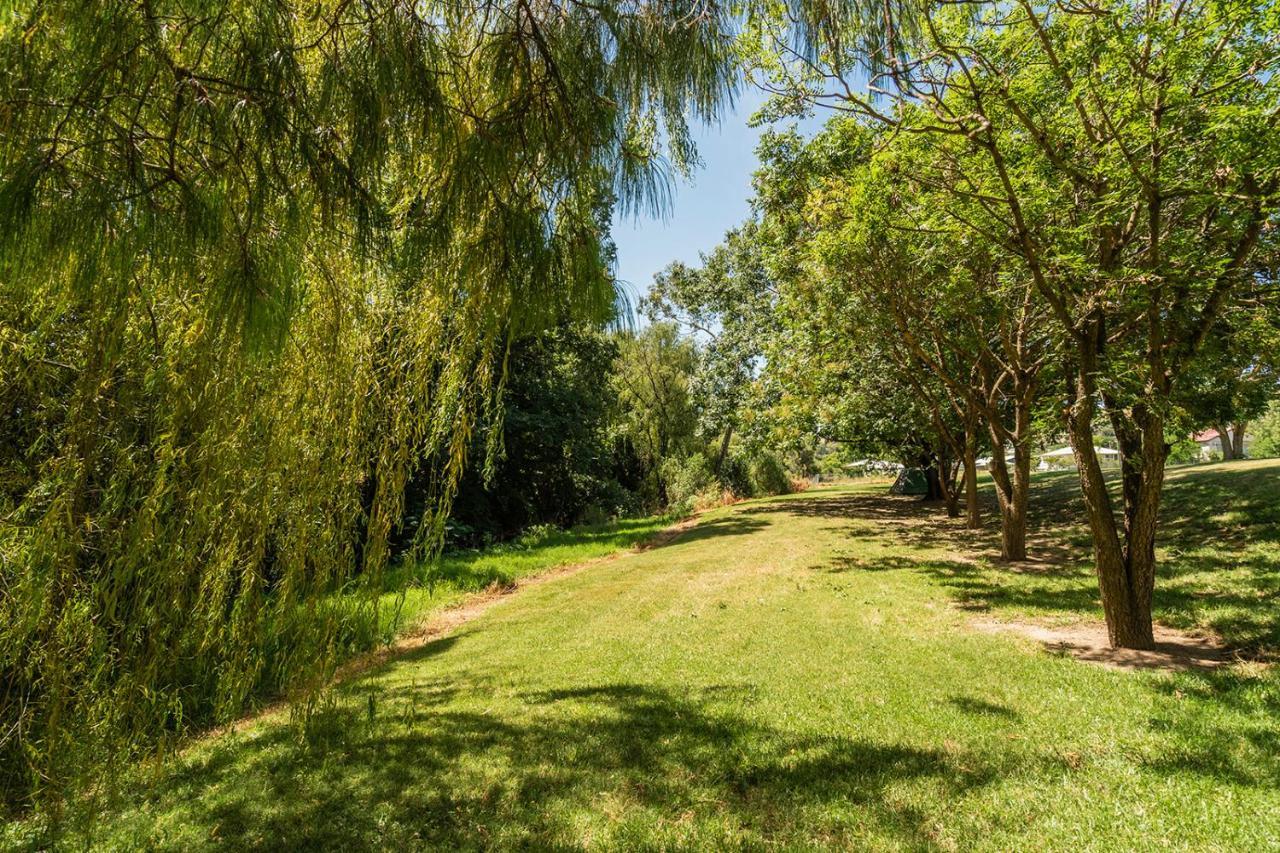 Gundagai Cabins & Tourist Park ภายนอก รูปภาพ