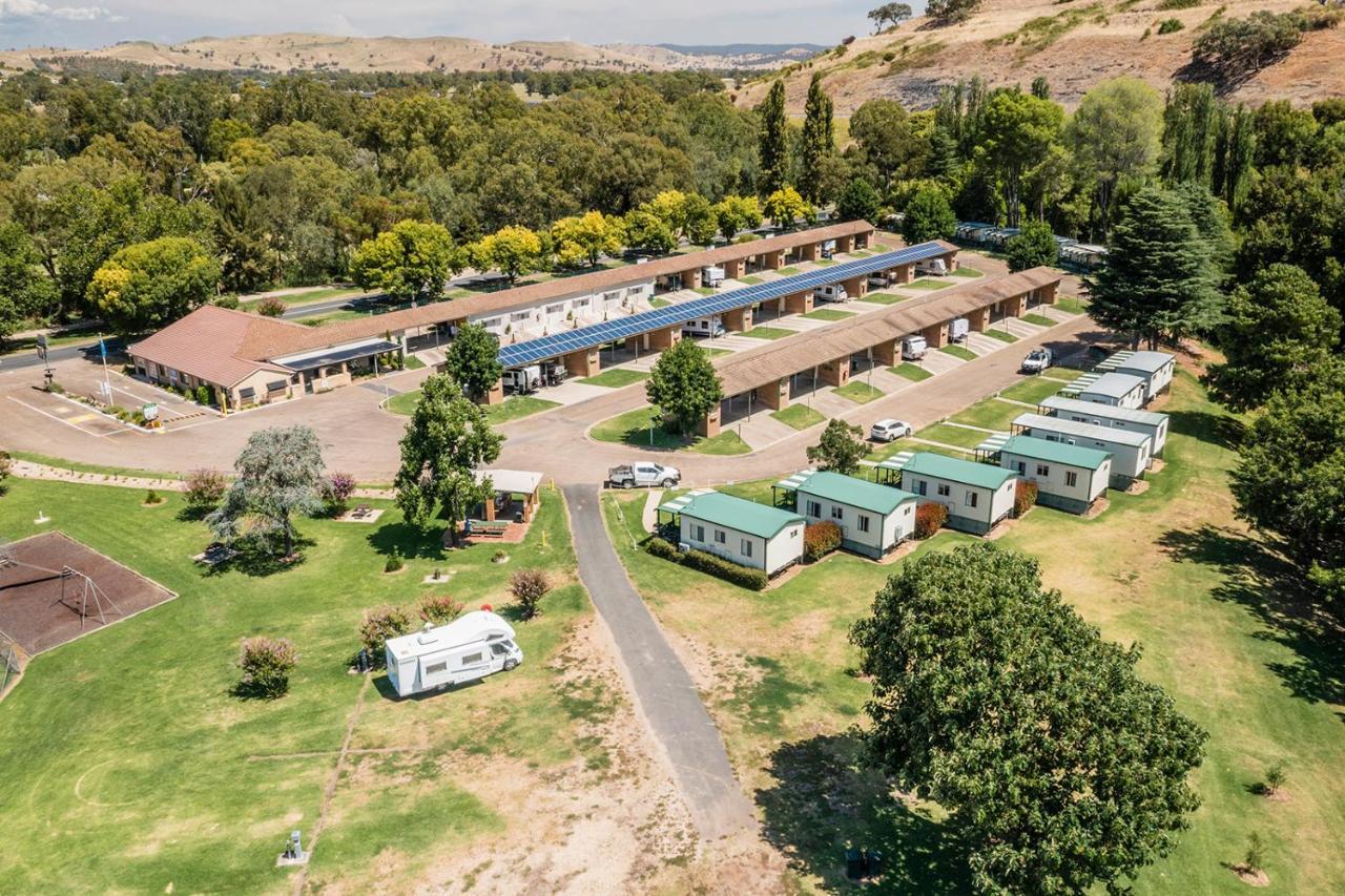 Gundagai Cabins & Tourist Park ภายนอก รูปภาพ