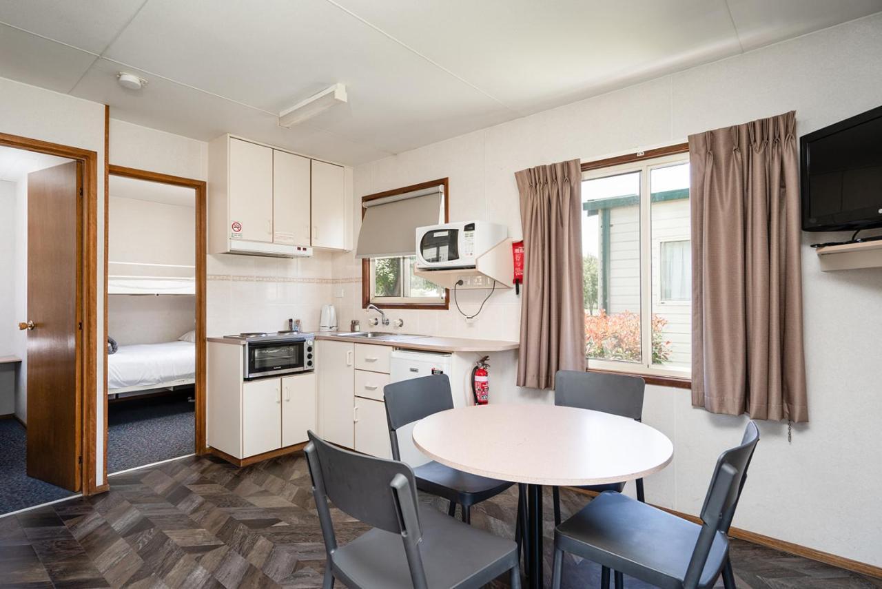 Gundagai Cabins & Tourist Park ภายนอก รูปภาพ
