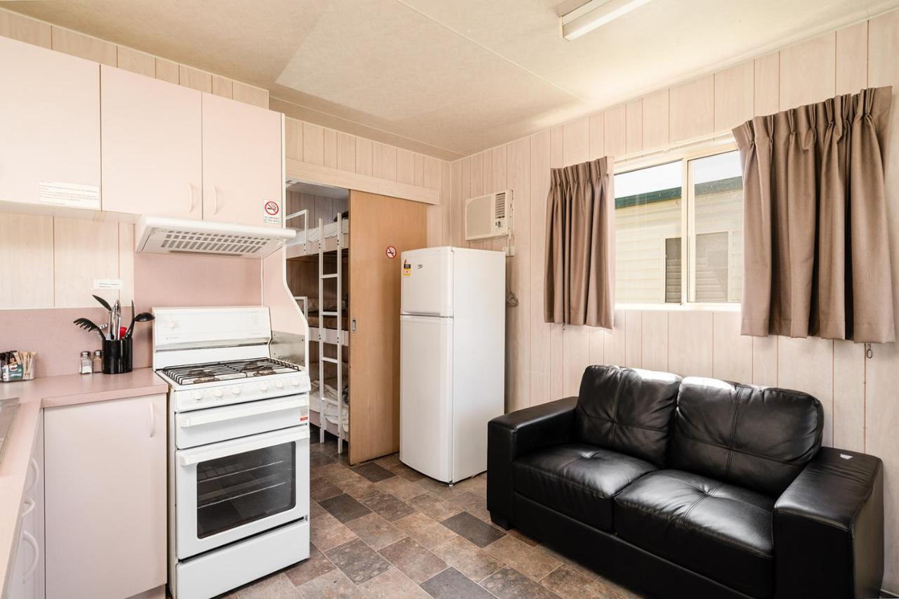 Gundagai Cabins & Tourist Park ภายนอก รูปภาพ