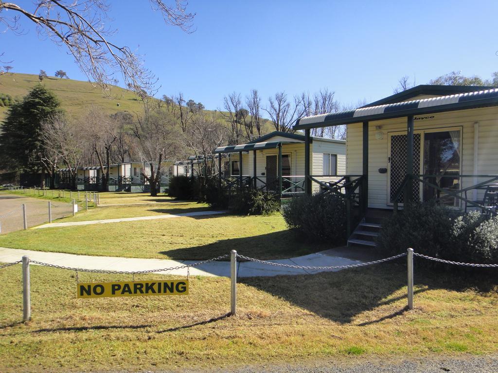 Gundagai Cabins & Tourist Park ภายนอก รูปภาพ