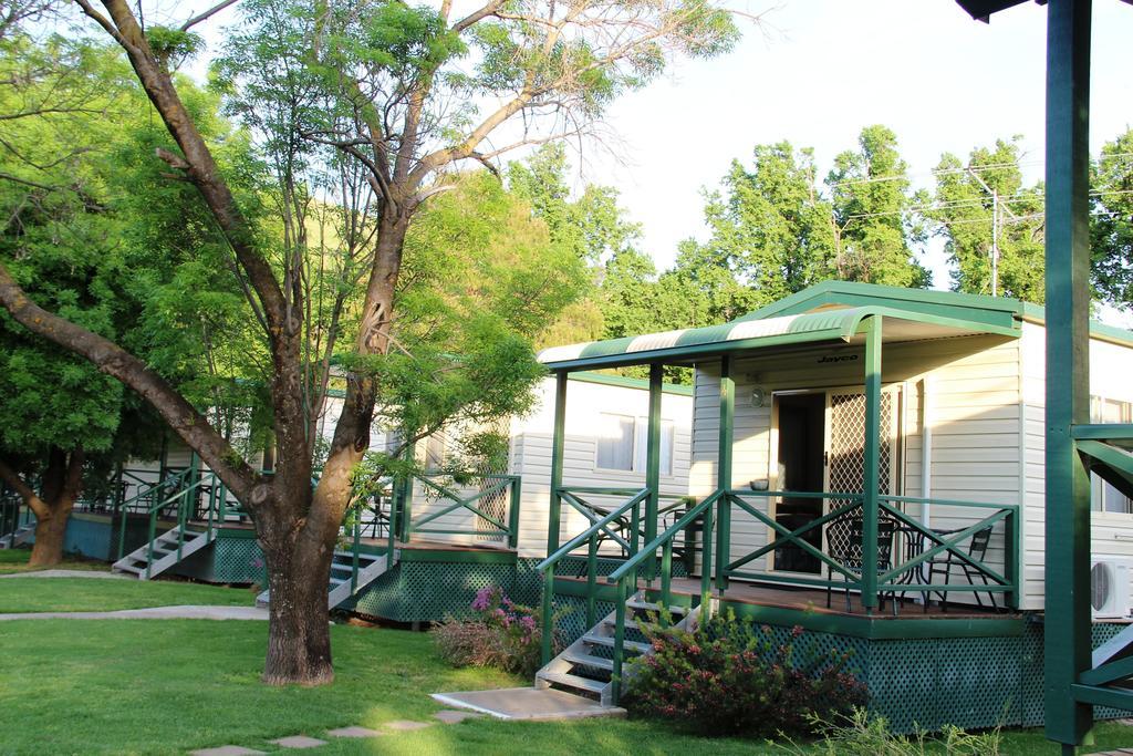 Gundagai Cabins & Tourist Park ภายนอก รูปภาพ