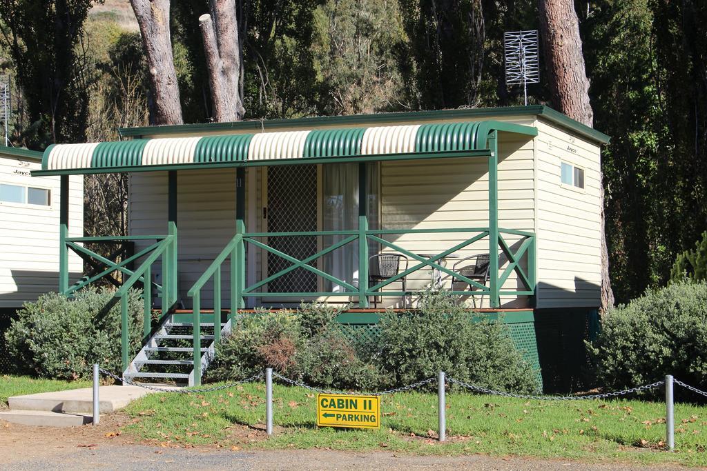 Gundagai Cabins & Tourist Park ภายนอก รูปภาพ