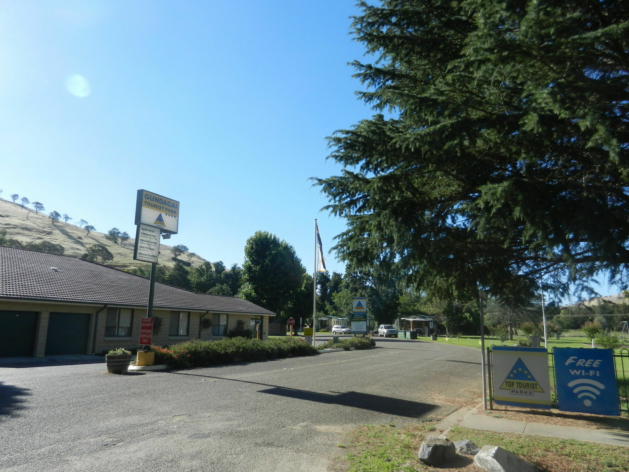 Gundagai Cabins & Tourist Park ภายนอก รูปภาพ