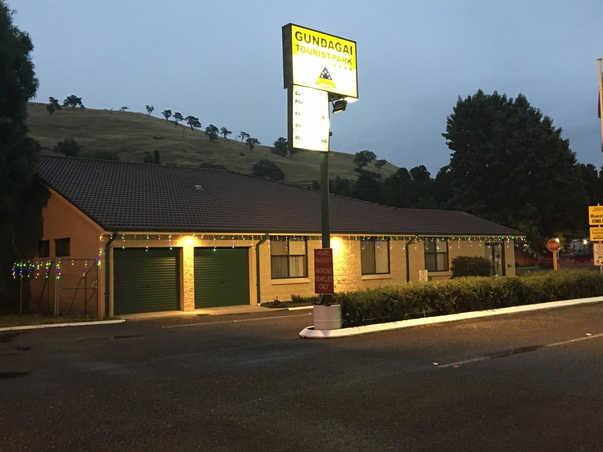 Gundagai Cabins & Tourist Park ภายนอก รูปภาพ
